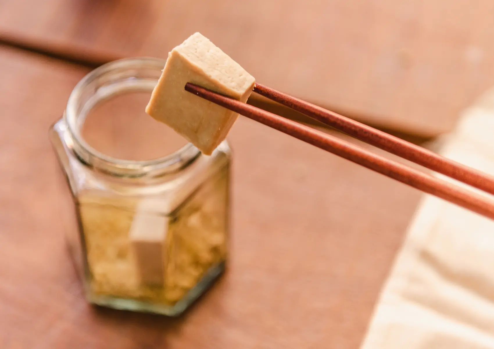 新味醬油透過一些活動與課程,讓遊客更認識醬油製造過程,也能親手做一些豆腐乳等產品帶回家。(圖片來源/新味醬油) 新味醬油透過一些活動與課程,讓遊客更認識醬油製造過程,也能親手做一些豆腐乳等產品帶回家。(圖片來源/新味醬油)