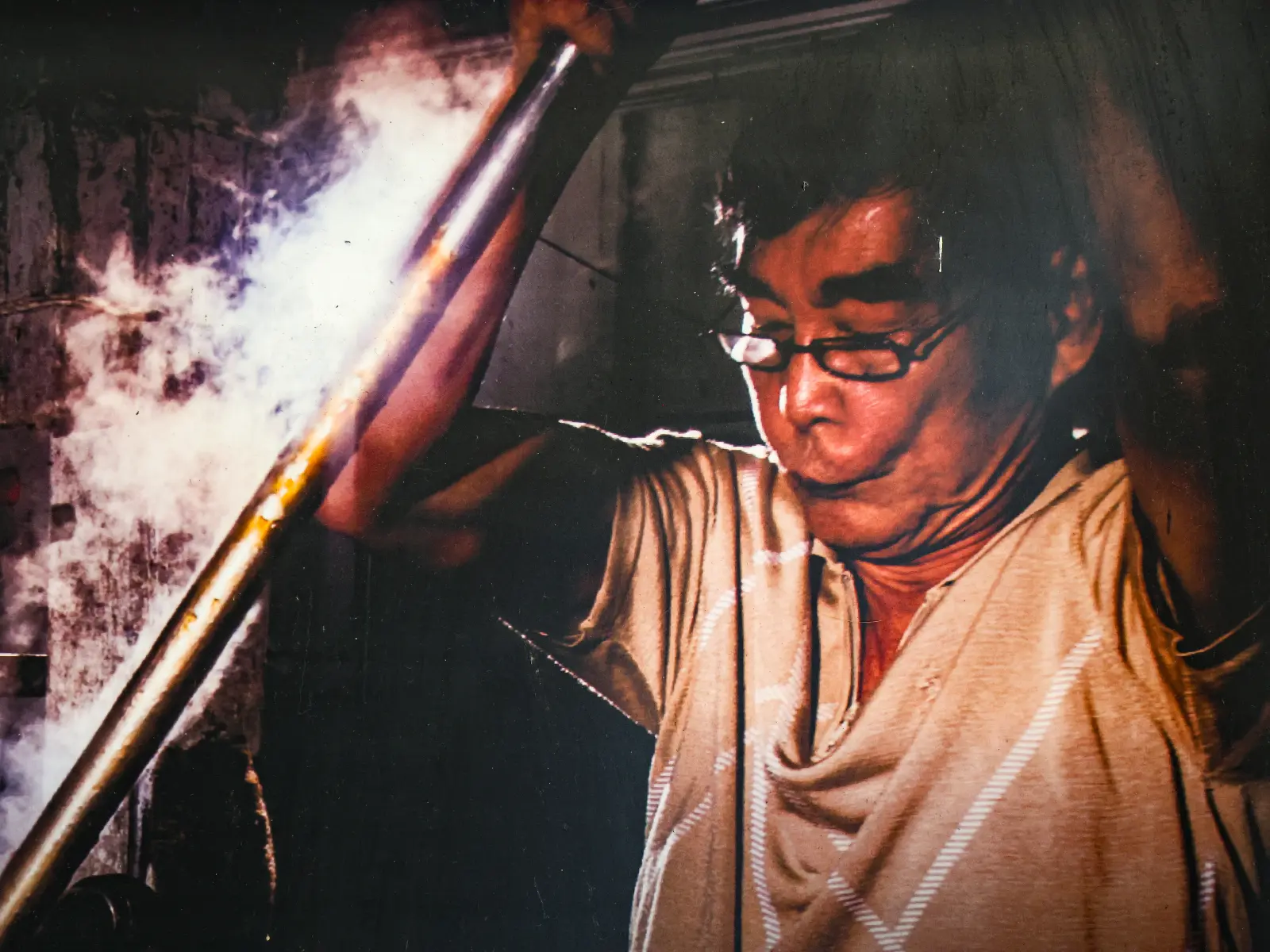 許南東將他的技藝傳承給兒子,讓花蓮在地滋味得以繼續流傳下去。(翻拍/葉仁琛) 許南東將他的技藝傳承給兒子,讓花蓮在地滋味得以繼續流傳下去。(翻拍/葉仁琛)