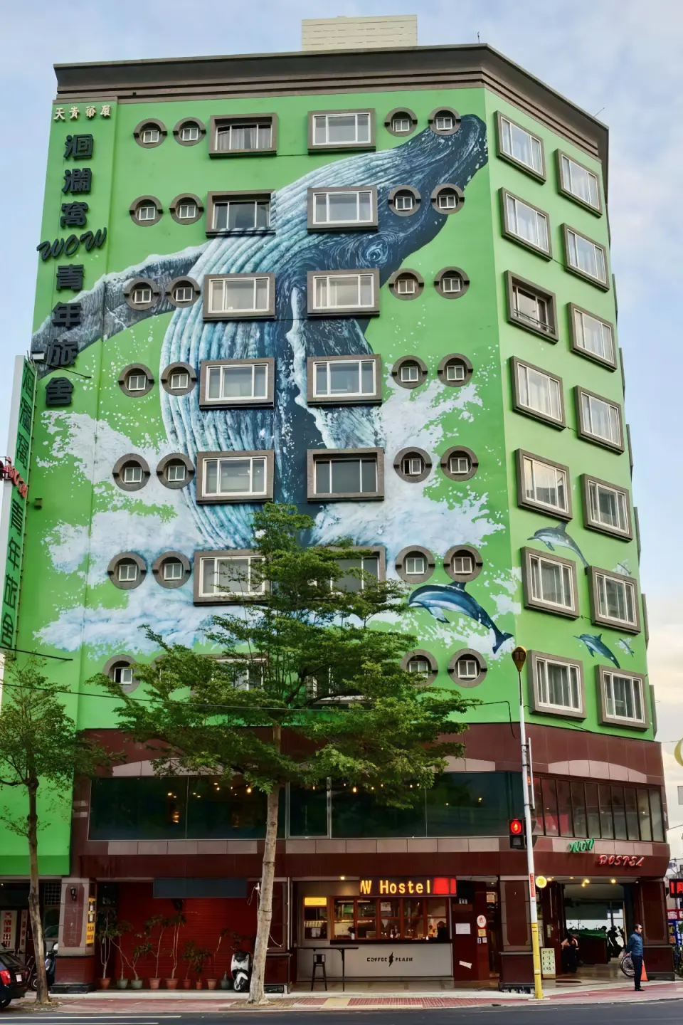 洄瀾窩在九層樓的外牆上,畫上一隻在黑潮中奮力躍起的大翅鯨,象徵花蓮仍然是個生命力十足的海派城市。(圖片來源/葉集偉) 洄瀾窩在九層樓的外牆上,畫上一隻在黑潮中奮力躍起的大翅鯨,象徵花蓮仍然是個生命力十足的海派城市。(圖片來源/葉集偉)