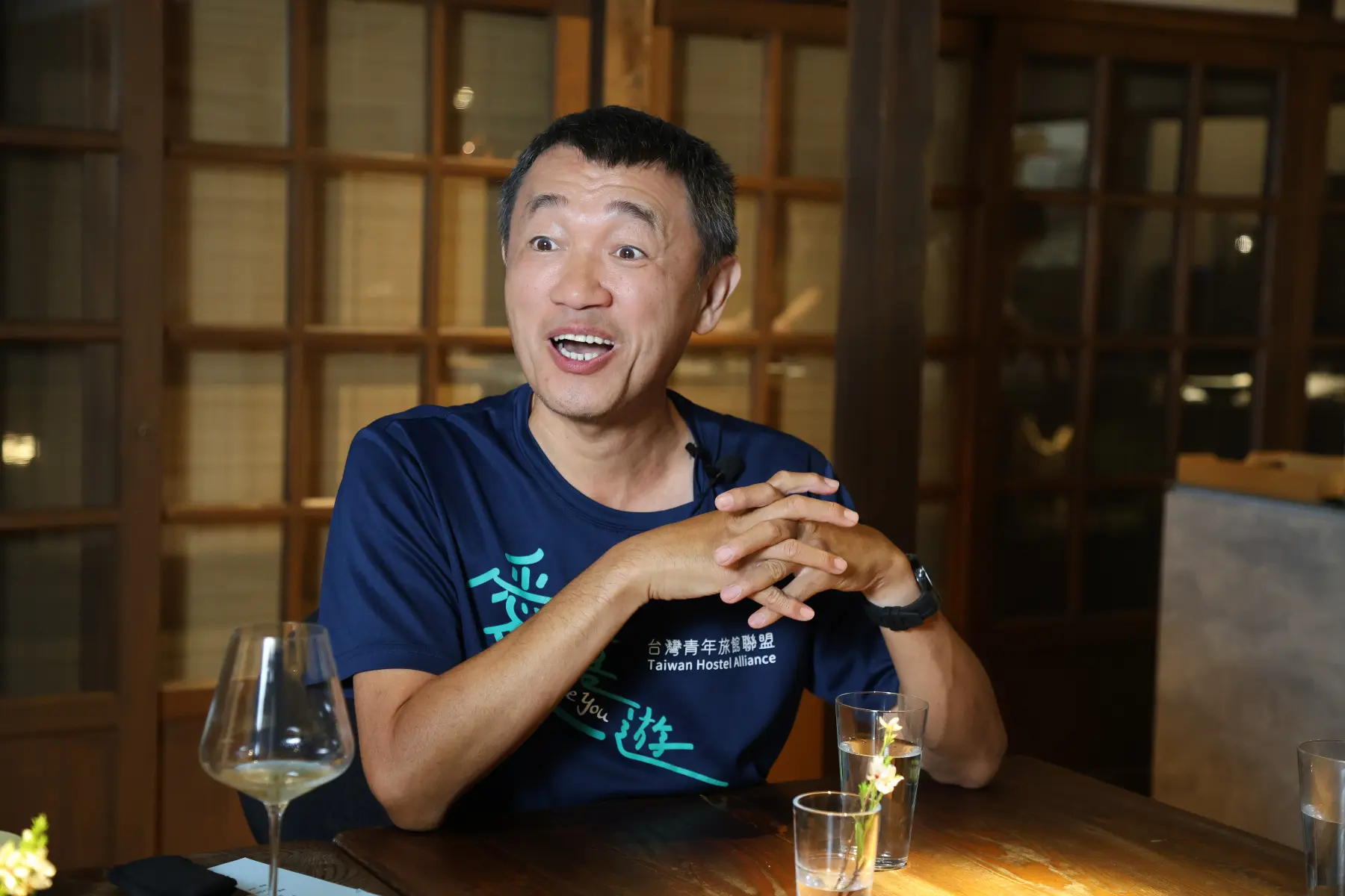 把故事說得活靈活現,讓人聽得忘我。擅長說故事的葉集偉,設計了一套「花蓮說書人」的培訓計畫,想吸引更多人投入推廣花蓮的工作。(攝影/葉仁琛) 把故事說得活靈活現,讓人聽得忘我。擅長說故事的葉集偉,設計了一套「花蓮說書人」的培訓計畫,想吸引更多人投入推廣花蓮的工作。(攝影/葉仁琛)