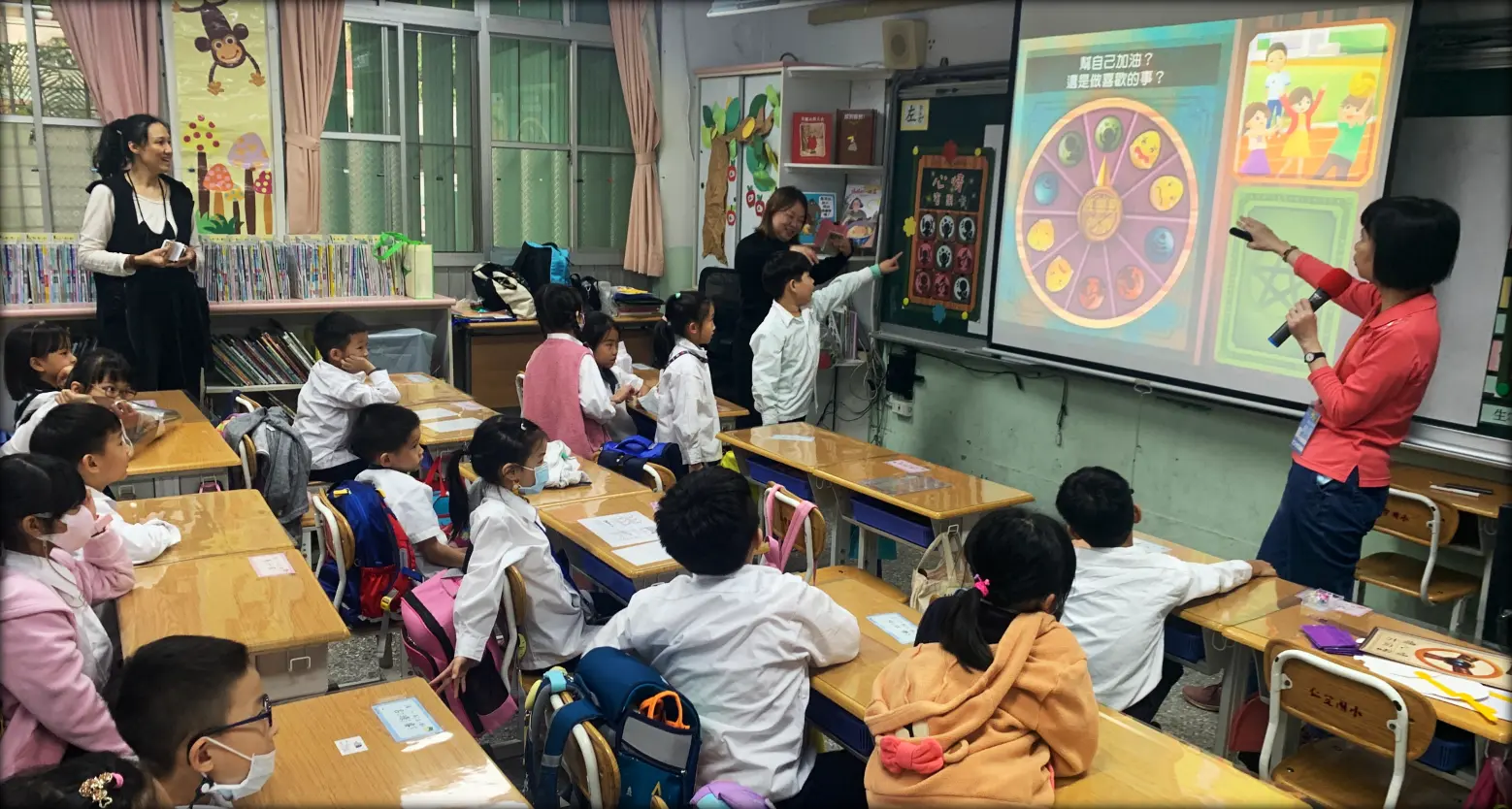 在課堂中,她以故事與遊戲啟發孩子覺察、理解並表達情緒。(圖片來源/楊俐容) 在課堂中,她以故事與遊戲啟發孩子覺察、理解並表達情緒。(圖片來源/楊俐容)