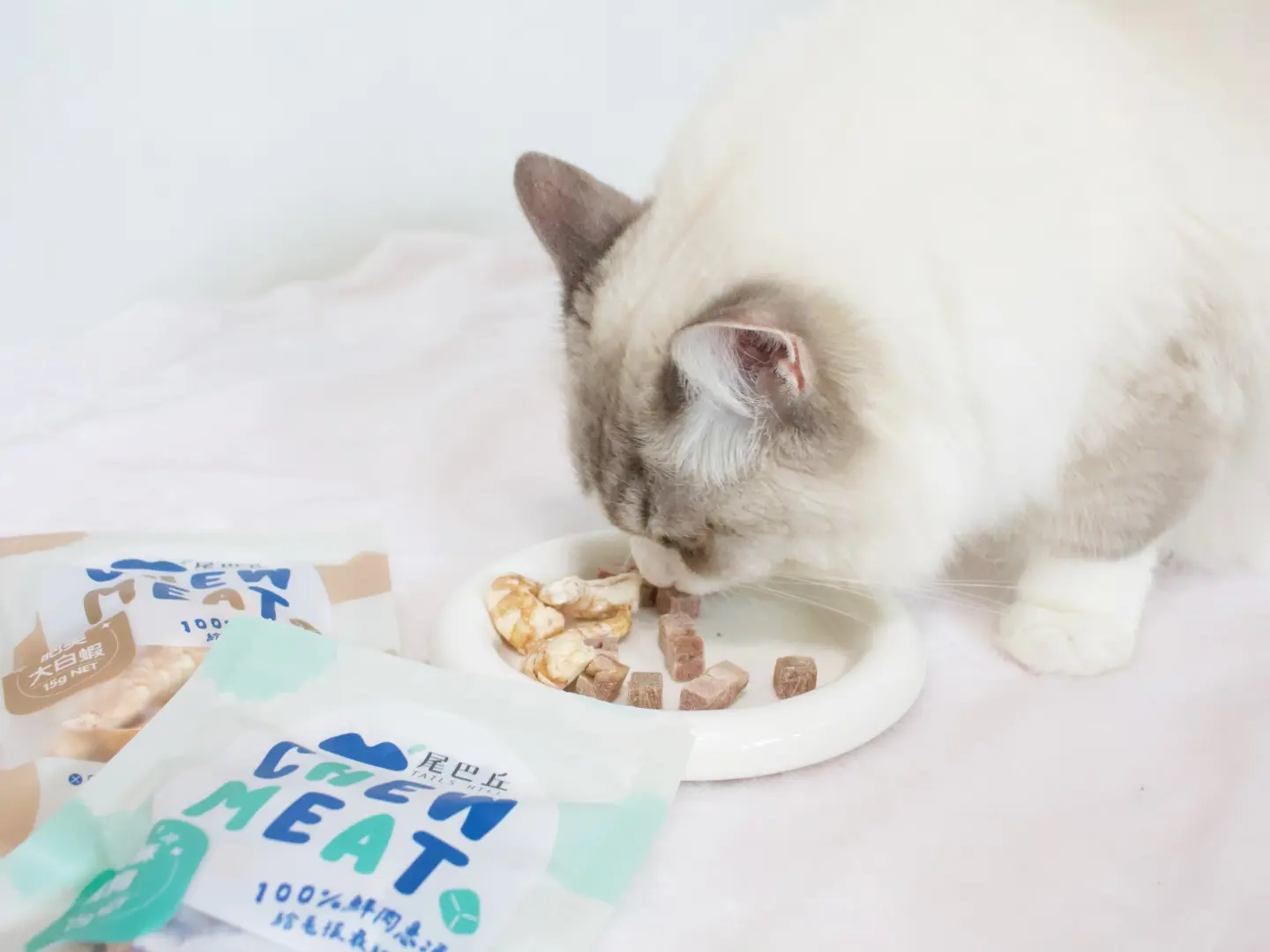 尾巴丘「肥美大白蝦」原肉凍乾,完整封存新鮮白蝦仁的營養與鮮甜,讓最挑嘴的貓咪也無法抗拒。(圖片來源/尾巴丘毛孩選物) 尾巴丘「肥美大白蝦」原肉凍乾,完整封存新鮮白蝦仁的營養與鮮甜,讓最挑嘴的貓咪也無法抗拒。(圖片來源/尾巴丘毛孩選物)