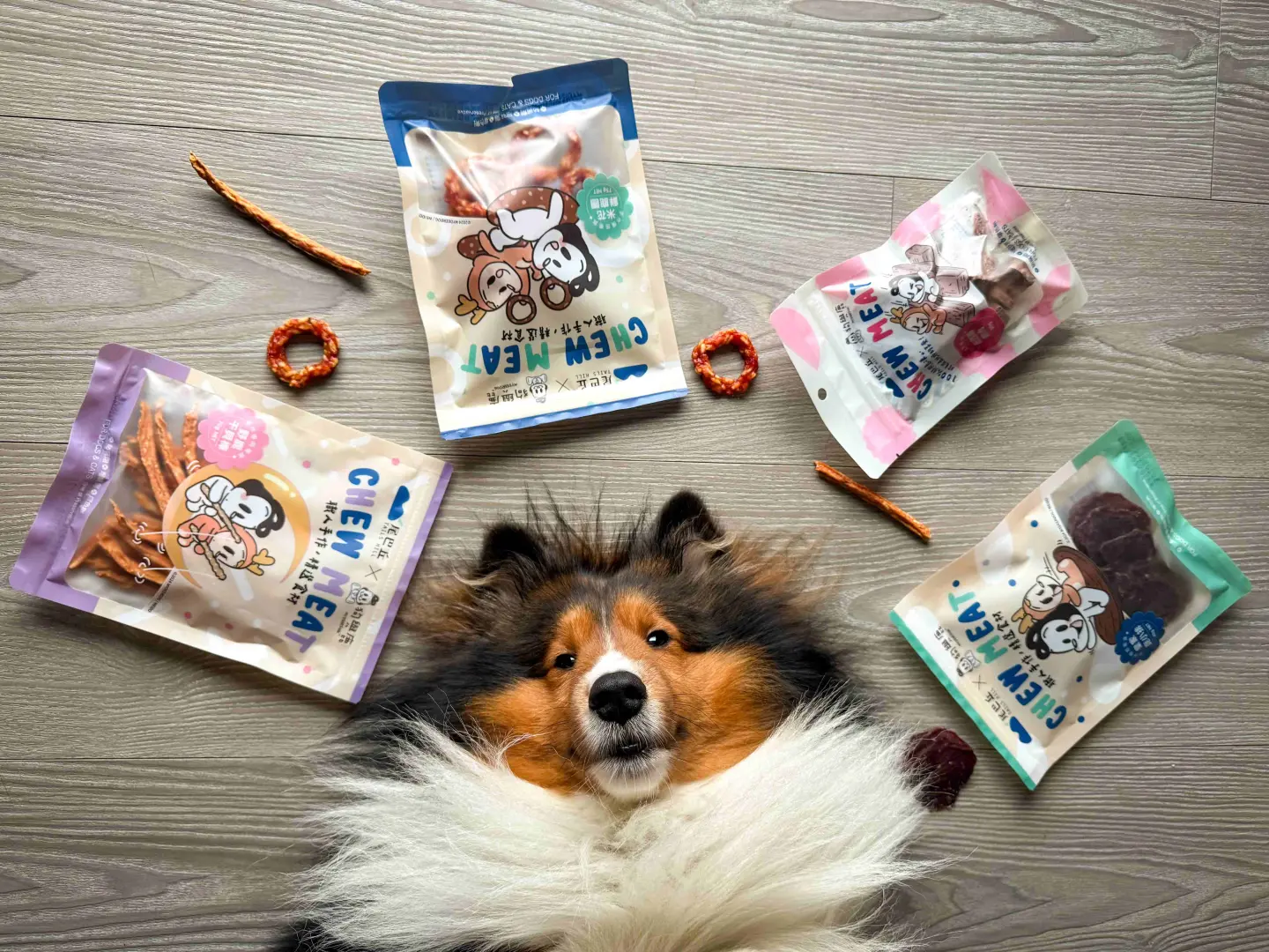 尾巴丘與文創IP「狗與鹿」聯名零食系列,匯聚四種美味,成為毛孩外出郊遊的熱門品項。(圖片來源/尾巴丘毛孩選物) 尾巴丘與文創IP「狗與鹿」聯名零食系列,匯聚四種美味,成為毛孩外出郊遊的熱門品項。(圖片來源/尾巴丘毛孩選物)