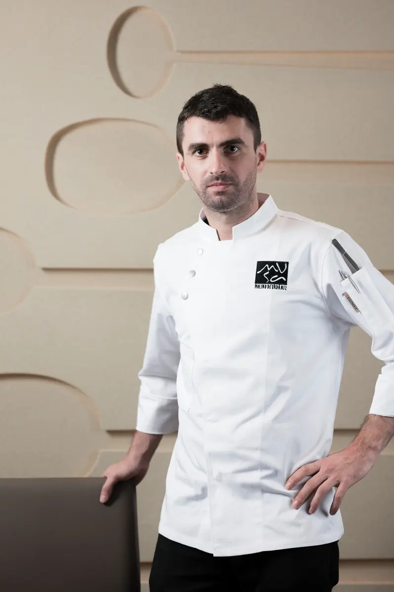 阿德里安肩負米其林星級餐廳的主廚重任,是榮耀的使命。(圖片來源/渥達尼斯磨坊) 阿德里安肩負米其林星級餐廳的主廚重任,是榮耀的使命。(圖片來源/渥達尼斯磨坊)