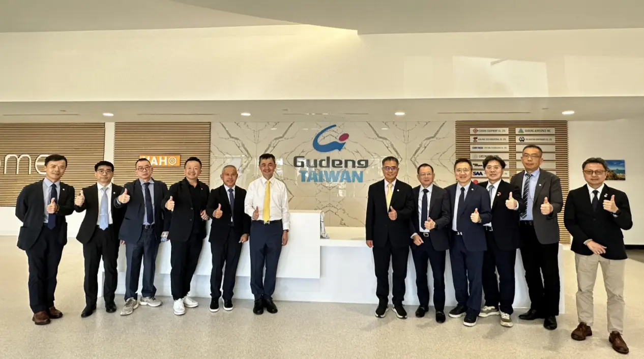 TSSメンバーによる米国オフィス訪問。家登(Gudeng)米国支社のロビーにて。(写真提供:闕聖哲氏) TSSメンバーによる米国オフィス訪問。家登(Gudeng)米国支社のロビーにて。(写真提供:闕聖哲氏)