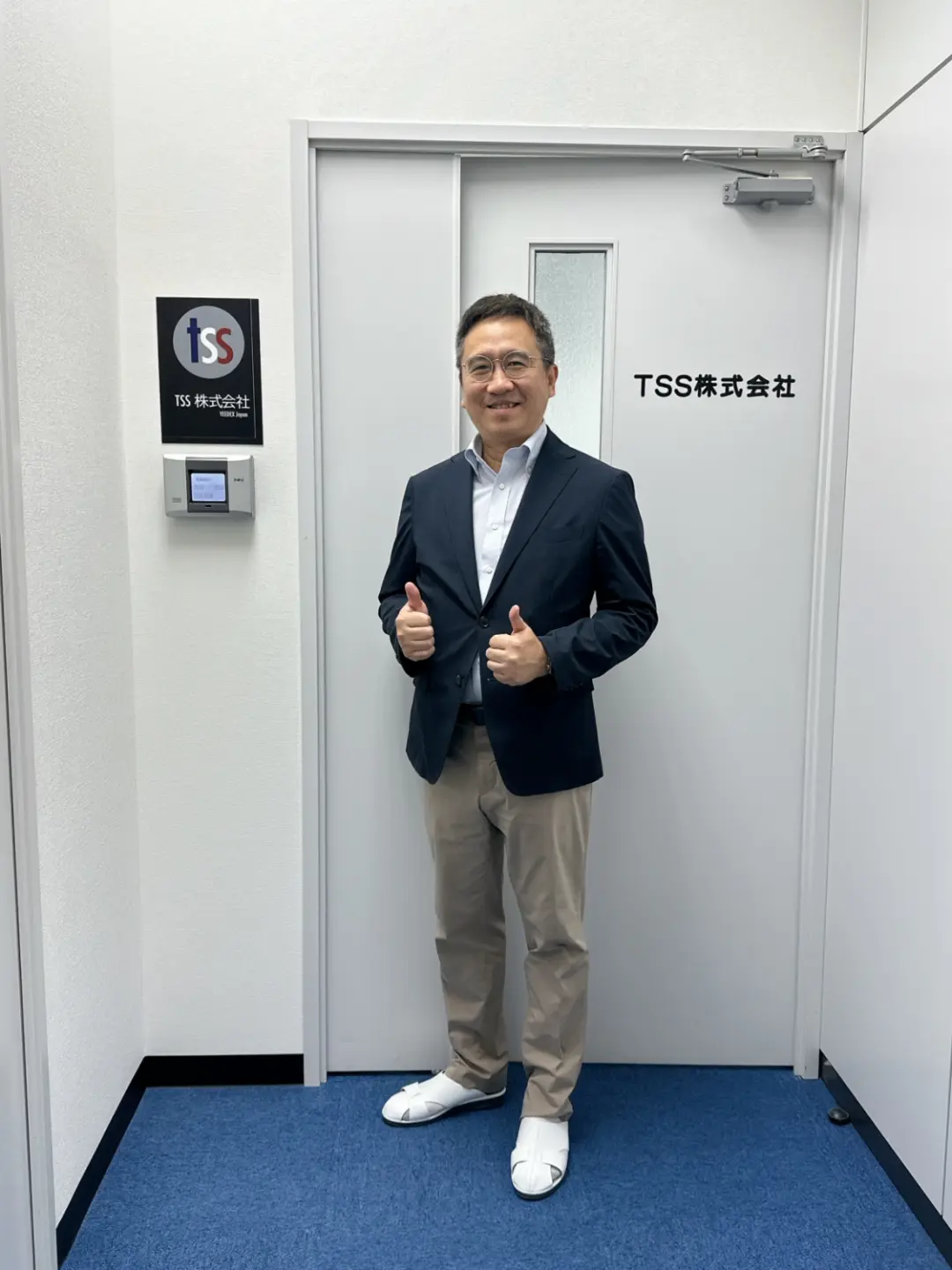 德鑫控股(TSS)董事長闕聖哲(Chueh Sheng-che),在德鑫(TSS)位於日本熊本的辦公室入口拍的照片。(照片來源:闕聖哲提供) 德鑫控股(TSS)董事長闕聖哲(Chueh Sheng-che),在德鑫(TSS)位於日本熊本的辦公室入口拍的照片。(照片來源:闕聖哲提供)