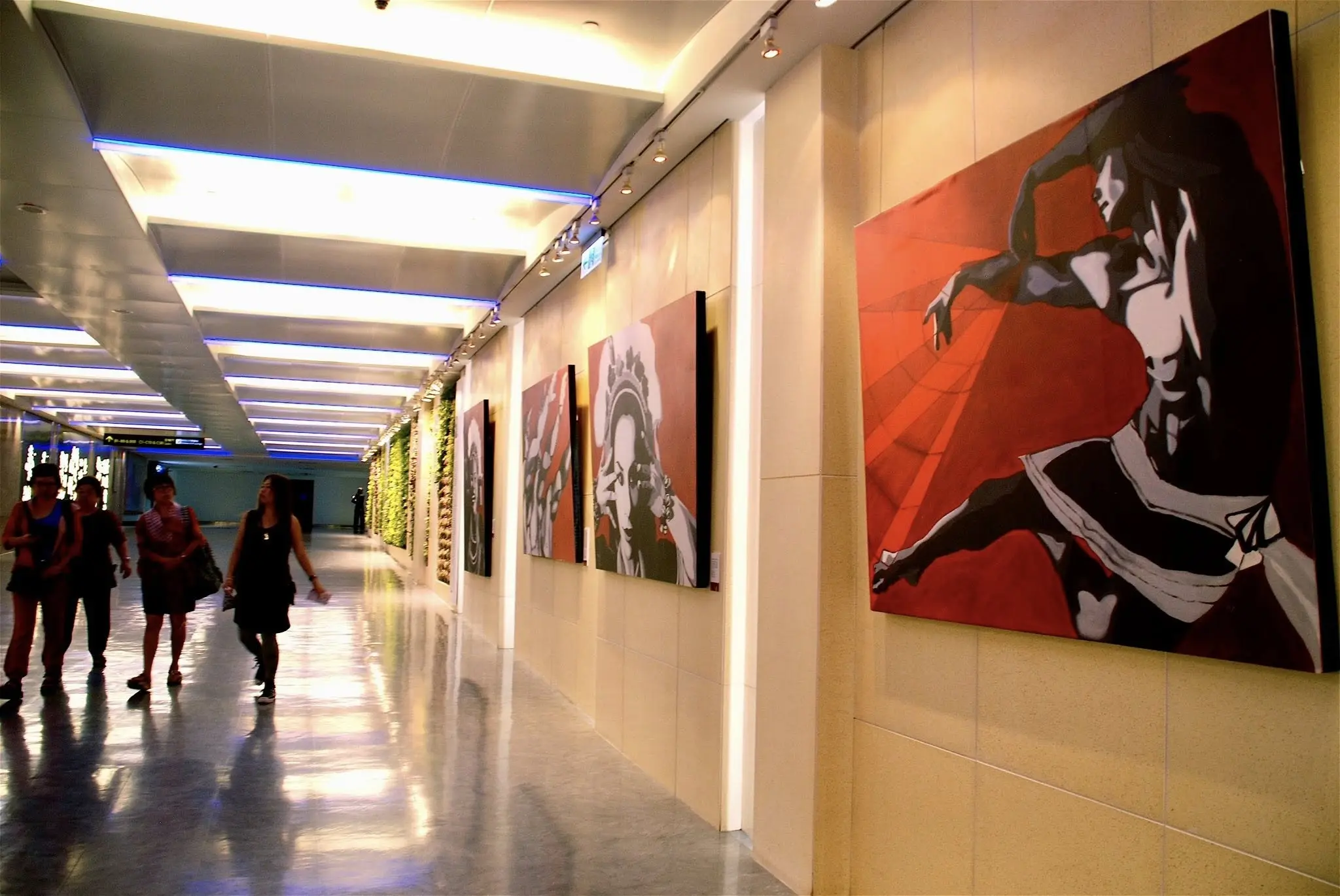 自 2010 年返臺後,優席夫的作品從美術館走入公共場域。2012 年桃園機場展出的大型作品,讓「土地的語彙」不再被稀釋,而在旅人流動間被放大。(圖片來源/優席夫) 自 2010 年返臺後,優席夫的作品從美術館走入公共場域。2012 年桃園機場展出的大型作品,讓「土地的語彙」不再被稀釋,而在旅人流動間被放大。(圖片來源/優席夫)