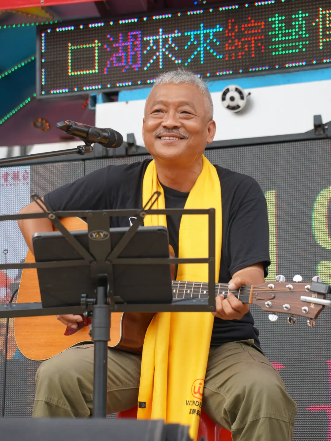 謝銘祐與夥伴開著「麵包車」深入廟埕、樹下、安養中心，把歌聲帶進社區。（圖片來源／謝銘祐）