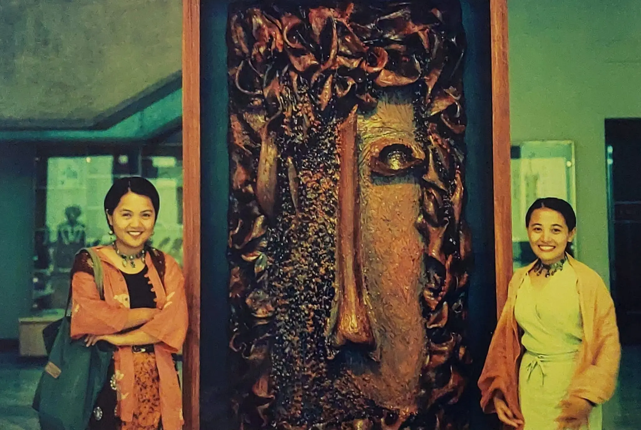 安聖惠（左）首件展出作品《Ina的沉默》，以竹子與椰子纖維構築女性形象，向母親致敬，象徵女性如竹花般堅韌而短暫的生命綻放。（圖片來源／安聖惠）