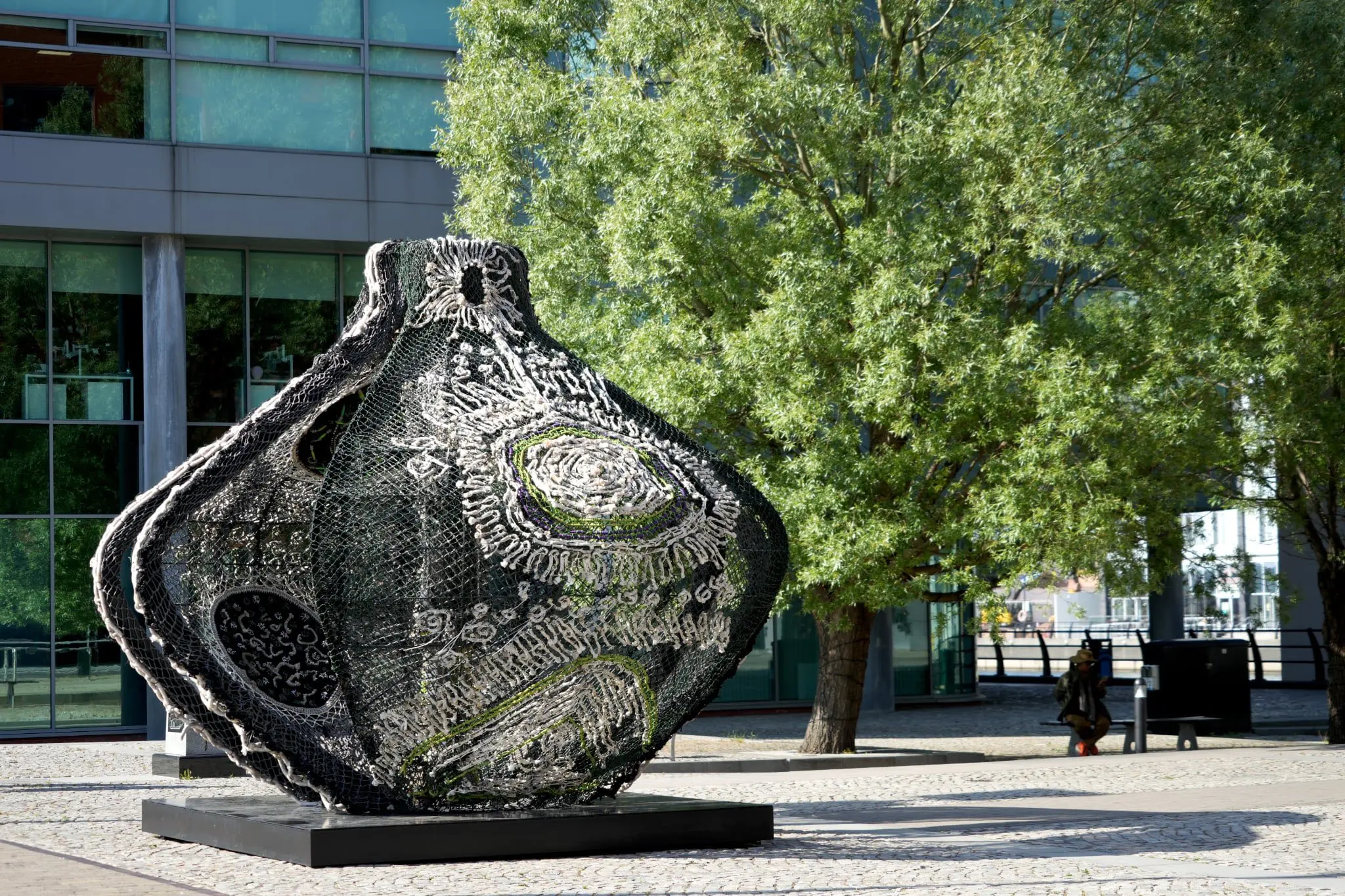 於英國利物浦雙年展展出的《Ngialibalibade－致失落的神話》，結合金屬容器與手工編織魚網，象徵文化在全球浪潮中的斷裂與重建，也回應部落內外對傳統意義的不同視角。（圖片來源／安聖惠）