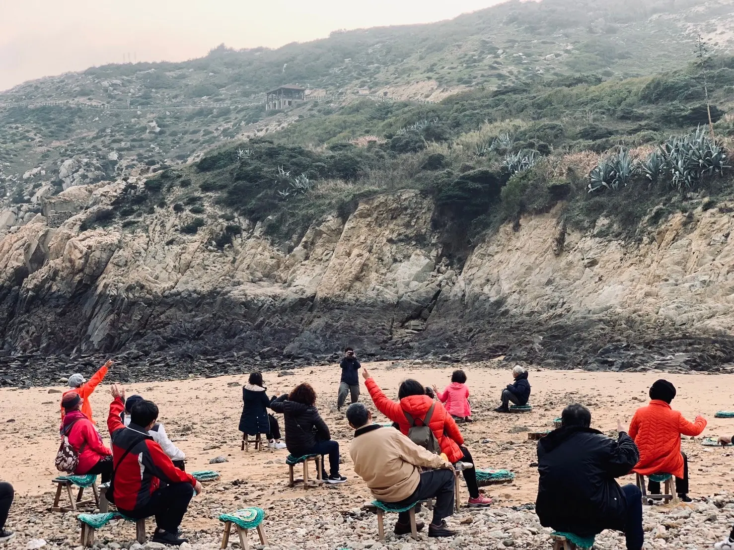 在島塑椅完成後,東莒居民踏進過去曾為火葬場的沙灘,和馬祖國際藝術島的作品合照。藝術翻轉的力量讓楊芳宜深受感動。(圖片來源/楊芳宜) 在島塑椅完成後,東莒居民踏進過去曾為火葬場的沙灘,和馬祖國際藝術島的作品合照。藝術翻轉的力量讓楊芳宜深受感動。(圖片來源/楊芳宜)