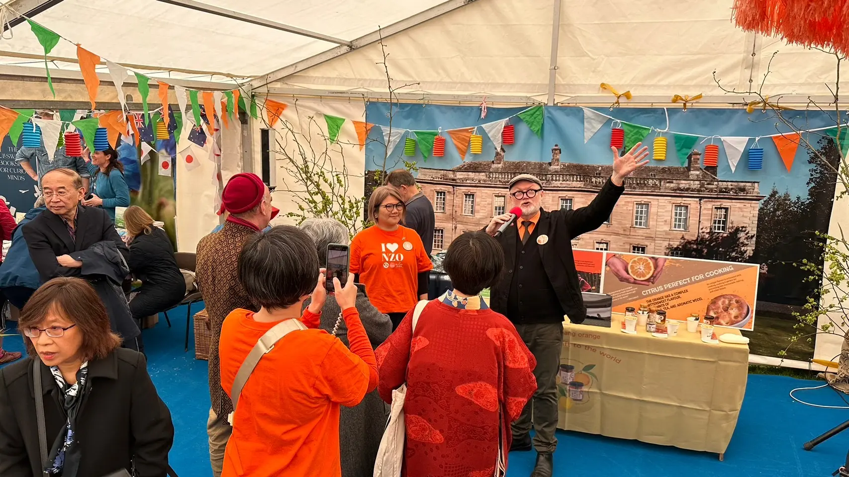 柯亞至英國倫敦市集分享南庄橙的風味，讓臺灣獨有的水果打開國際知名度。（圖片來源／柯亞）