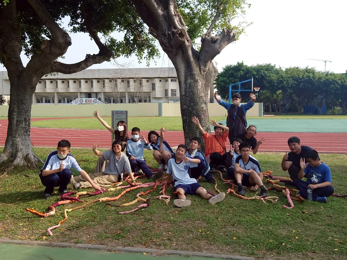 參與《眾根計畫》的孩子們專注學習的認真神情,深深觸動了楊芳宜,讓她感到由衷的療癒。(圖片來源/楊芳宜) 參與《眾根計畫》的孩子們專注學習的認真神情,深深觸動了楊芳宜,讓她感到由衷的療癒。(圖片來源/楊芳宜)