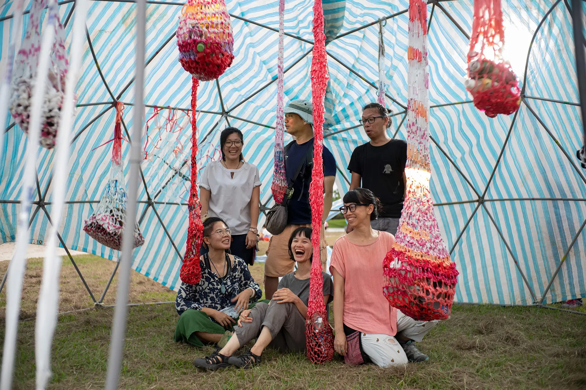 「廢青不廢/不廢跨村實驗室」由一群對再生議題有興趣的夥伴組成,楊芳宜(右下)為創辦人。(圖片來源/楊芳宜) 「廢青不廢/不廢跨村實驗室」由一群對再生議題有興趣的夥伴組成,楊芳宜(右下)為創辦人。(圖片來源/楊芳宜)