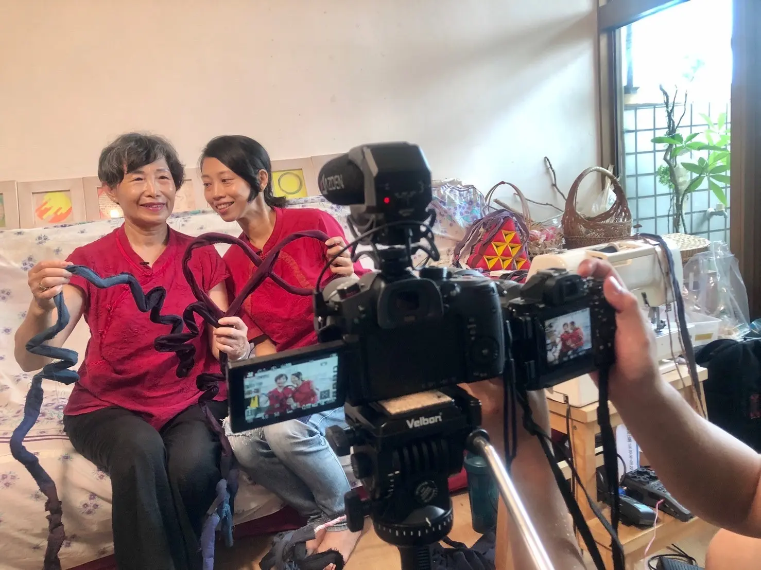 2020 年,楊芳宜在「臺北客家巢」策展中和客籍母親賴桂春,共同創作裝置藝術《恩等臍》,透過藝術拉近彼此的關係。(圖片來源/楊芳宜) 2020 年,楊芳宜在「臺北客家巢」策展中和客籍母親賴桂春,共同創作裝置藝術《恩等臍》,透過藝術拉近彼此的關係。(圖片來源/楊芳宜)