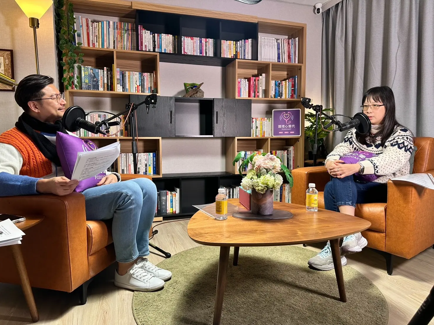 個案管理師武芮竹（右）於節目中暢談自身經驗，認為護病比優化不只是改善勞動條件，更是為了確保病人的醫療質量與安全。（圖片來源／衛福部照護司）