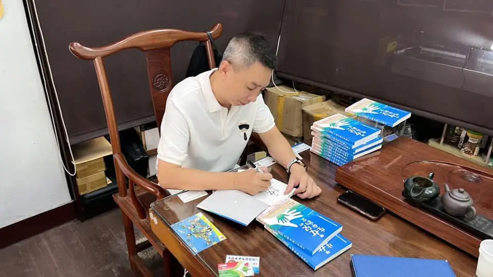 女兒離世後，李濂淞再次回到殯葬百貨行業，他不再把工作視為交易，而是將每一個家屬，當成自己的家人對待。（圖片來源／李濂淞）