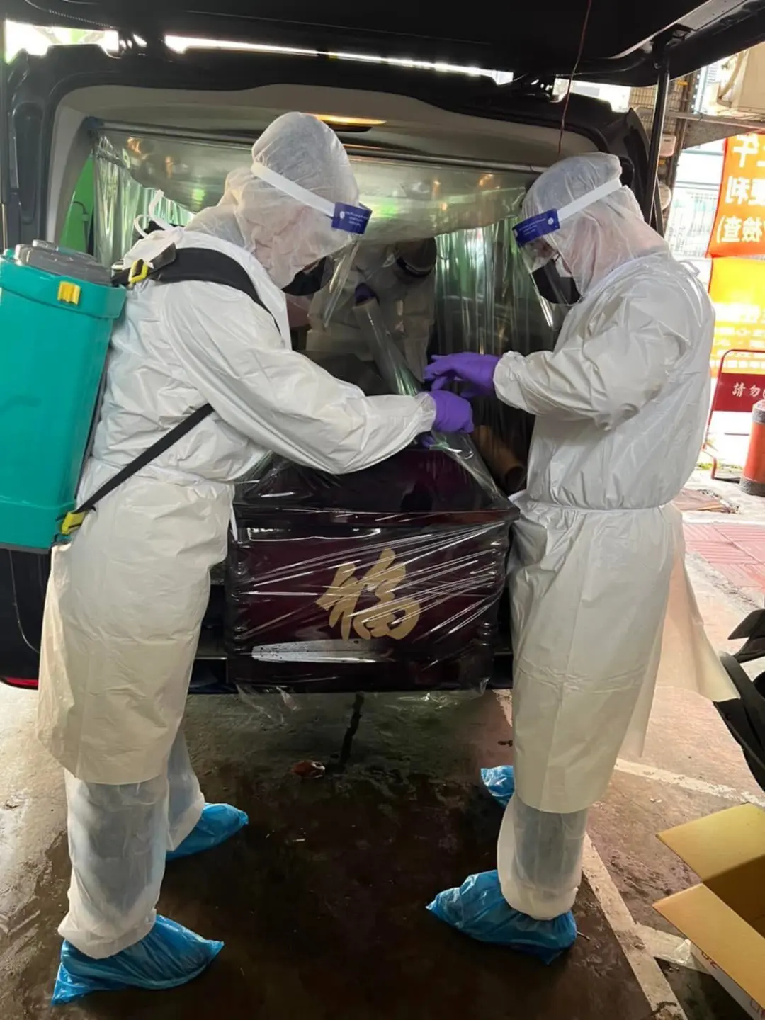 2021 年太魯閣號事故發生後，李濂淞第一時間北上花蓮，號召大體修復志工投入現場，陪伴家屬度過最艱難的時刻。（圖片來源／李濂淞）