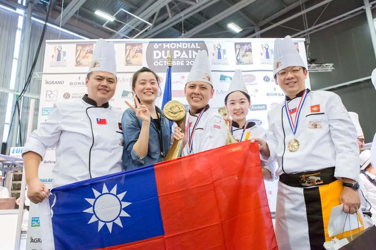2017 年，陳耀訓（中）代表臺灣參加 Mondial du Pain 世界麵包大賽並奪下冠軍，成為臺灣第三位世界麵包冠軍師傅。（圖片來源／陳耀訓）