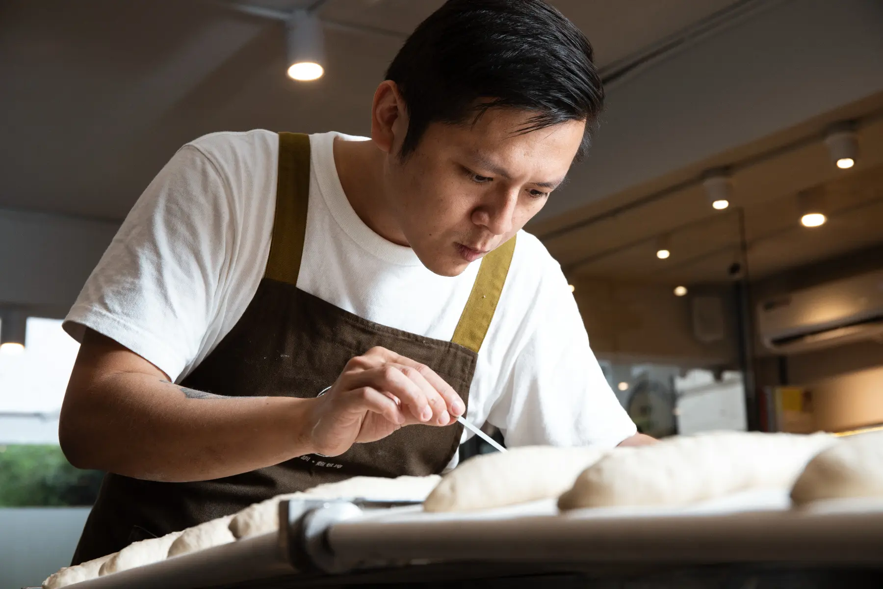 清晨後場，陳耀訓專注於每日麵包製作流程，是他最熟悉的工作節奏。（圖片來源／陳耀訓）