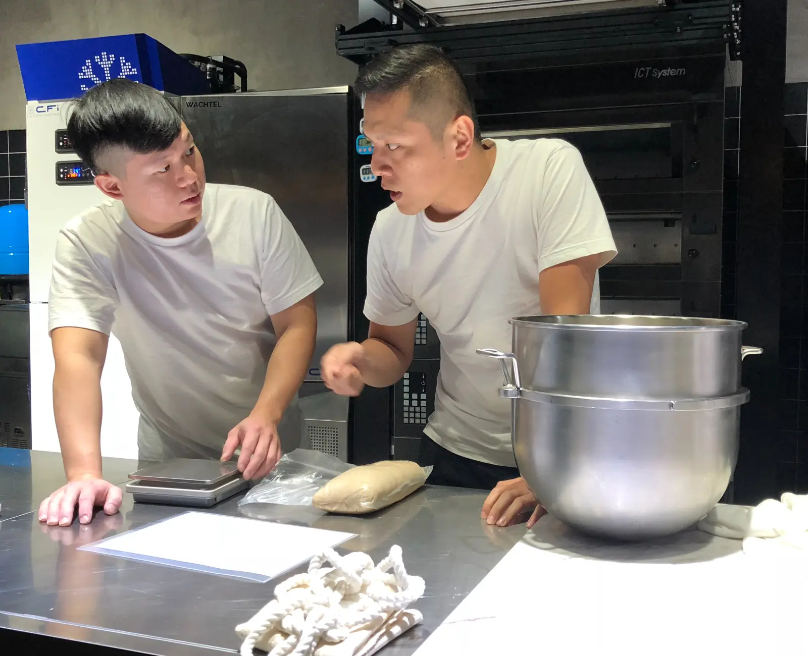 廚房作業區中，各項流程分工明確，從原料處理到出爐檢查，團隊每日依照節奏反覆運作。（圖片來源／陳耀訓）