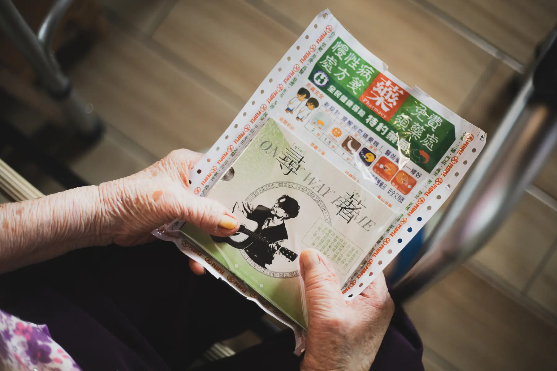 《尋著》專輯在視覺上以「藥盒」為設計概念，江晟榮的阿公以前經營藥局，阿公為病人調配西藥的場景是他很重要的童年記憶。（圖片來源／江晟榮）