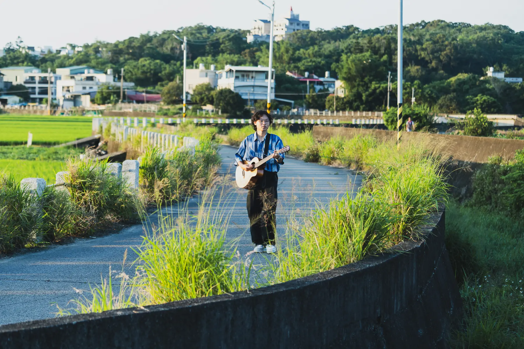 相較於華語流行音樂市場擁有作詞、作曲、演唱的細緻專業分工，客語音樂產業通常要一人包辦所有環節，江晟榮希望能有「不帶目的、玩在一起」的合作空間，讓客語音樂人不再是寂寞的單打獨鬥，而能一起走得更遠。（圖片來源／江晟榮）