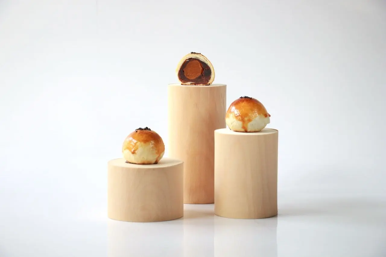 蛋黃酥是近年最受矚目的品項，結構看似簡單，實則仰賴油皮、豆沙與鹹蛋黃之間的精細比例平衡。（圖片來源／陳耀訓）