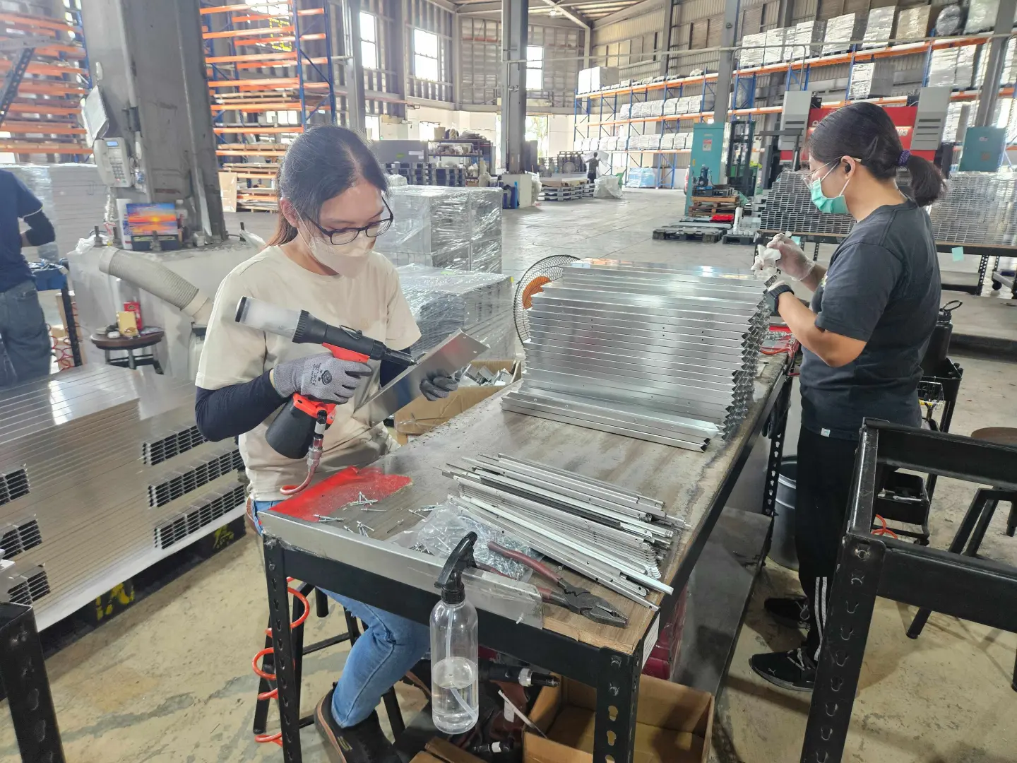 工業濾網經由回收拆解，搭配專業再生技術修復外框、更換內部濾材，即可循環再利用。（圖片來源／鉅為）