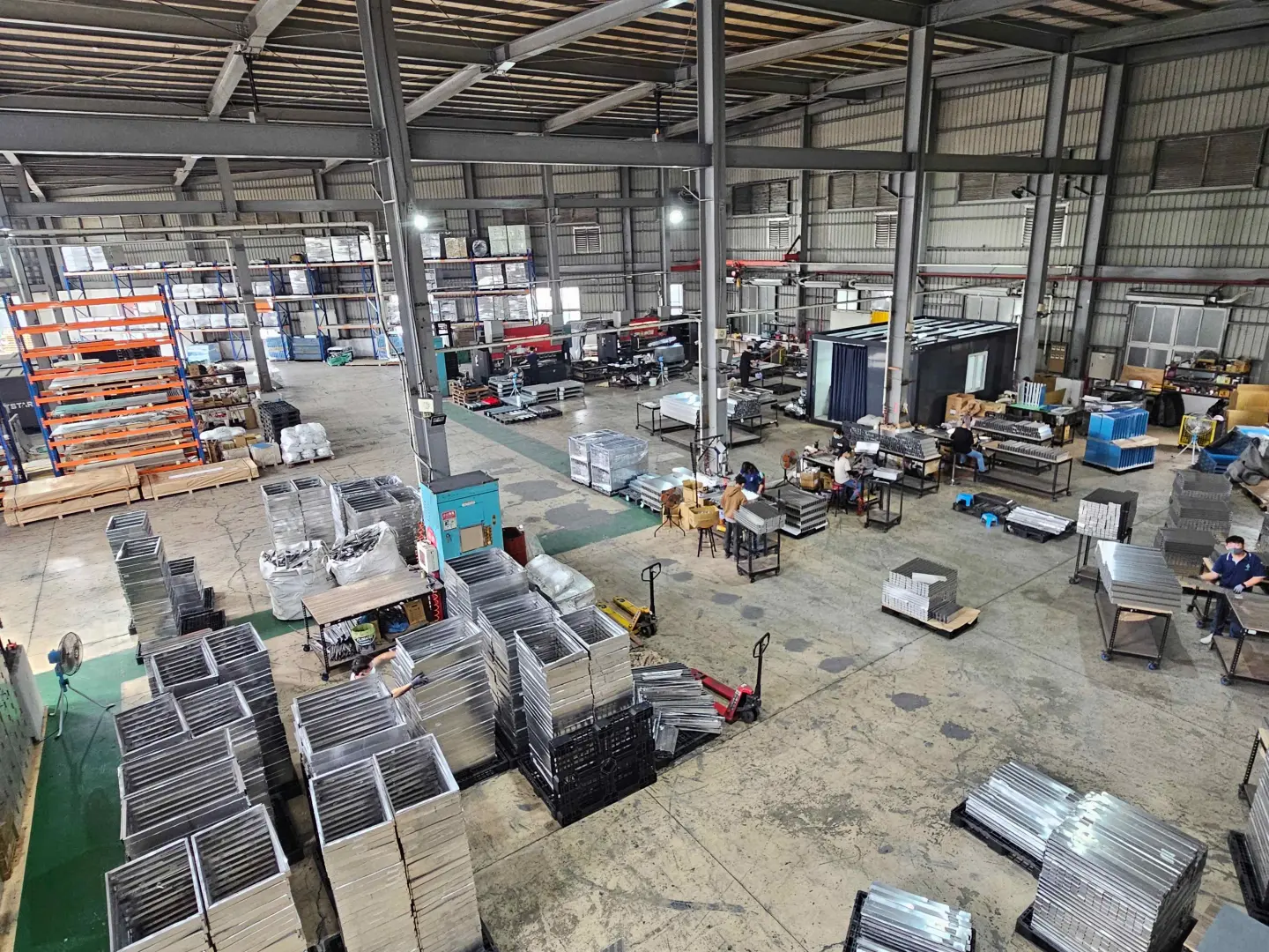 鉅為新市廠透過開放式空間規劃，強化工業濾網再生循環的工序連結。無隔閡的廠房視野，更讓製程中的橫向溝通零時差，確保每個環節精準到位。（圖片來源／鉅為）