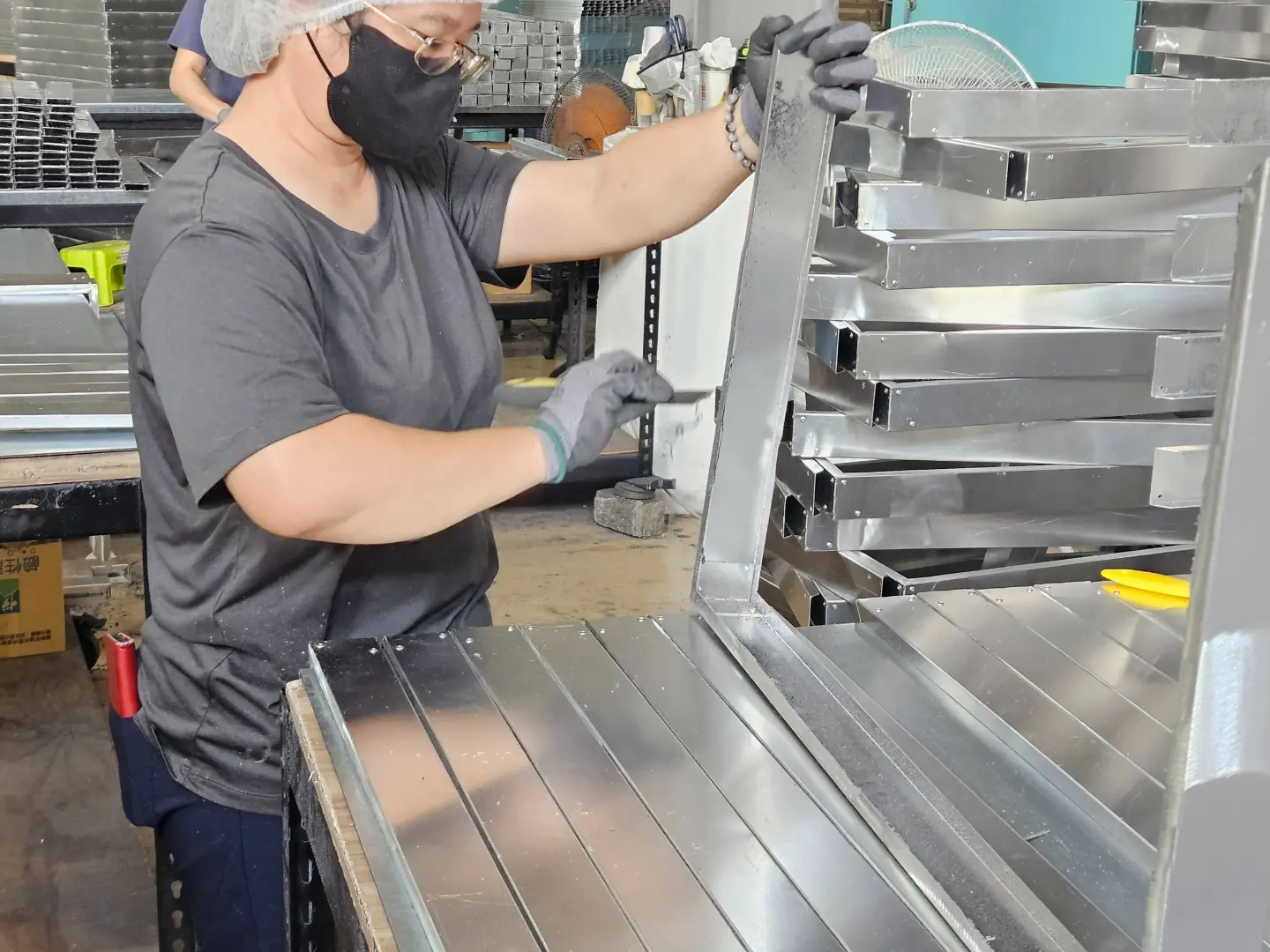 鉅為深耕科技業空氣品質服務，將原本屬於消耗品的工業濾網，透過外框修復與濾材資源化，轉變成可循環運用的綠色資產。（圖片來源／鉅為）&nbsp;&nbsp;