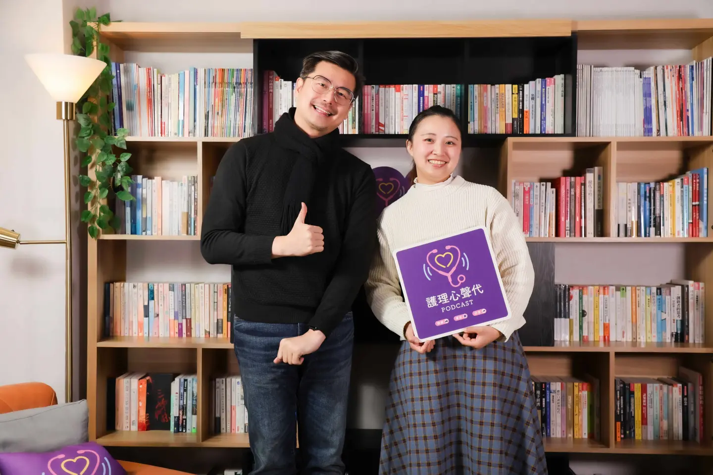「護理心聲代」開播首週創佳績！主持人凱爺（唐源駿）與彰基副護理長李佩容（右）對談，分享許多新進護理師的心聲。（圖片來源／衛福部照護司）&nbsp;&nbsp;