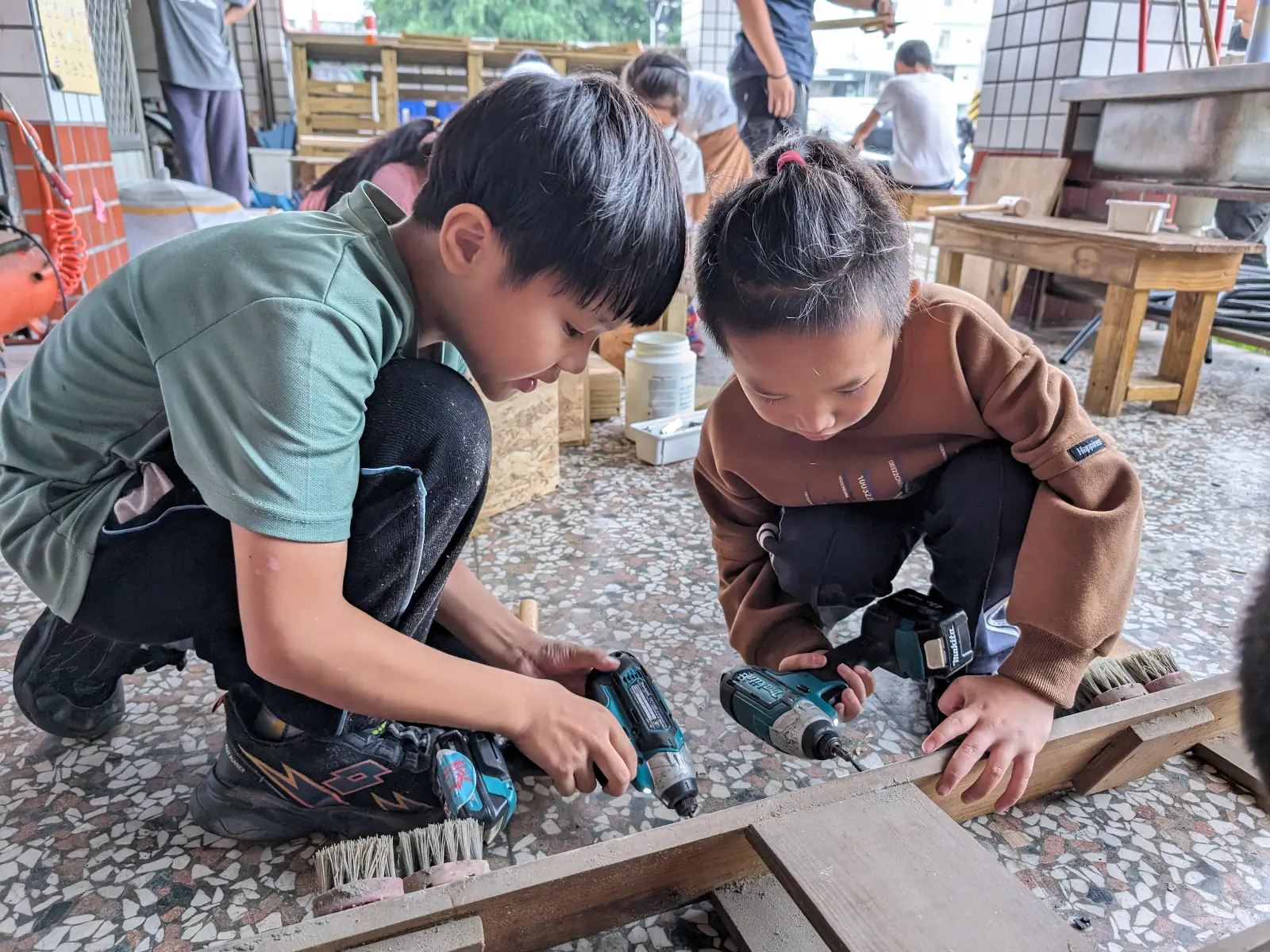 木工坊源自生活需要。孩子在鋸切、測量與設計中,重新理解數學、結構與解決問題的能力,完成的家具也實際被使用在生活中。(圖片來源/黃仁祈) 木工坊源自生活需要。孩子在鋸切、測量與設計中,重新理解數學、結構與解決問題的能力,完成的家具也實際被使用在生活中。(圖片來源/黃仁祈)