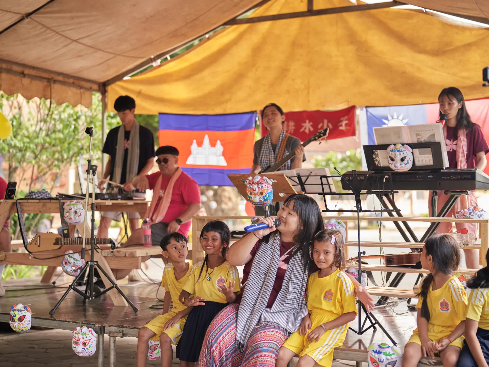 今年暑假,團隊帶著國、高中生前往柬埔寨偏鄉學校,利用回收木料製作桌椅與收納架。孩子在陌生環境中重新設計、調整結構,將學到的能力帶進真實世界。(圖片來源/黃仁祈) 今年暑假,團隊帶著國、高中生前往柬埔寨偏鄉學校,利用回收木料製作桌椅與收納架。孩子在陌生環境中重新設計、調整結構,將學到的能力帶進真實世界。(圖片來源/黃仁祈)