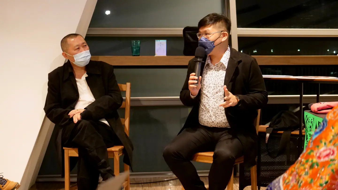 2022 年《港港好》系列講座,謝淑靖邀請李戊己道長(左)、李銘峻老師(右)父子,與馬祖青年道士陳柏儒展開跨域對談,探尋道教文化於當代社會的深刻意涵。(圖片來源/謝淑靖) 2022 年《港港好》系列講座,謝淑靖邀請李戊己道長(左)、李銘峻老師(右)父子,與馬祖青年道士陳柏儒展開跨域對談,探尋道教文化於當代社會的深刻意涵。(圖片來源/謝淑靖)