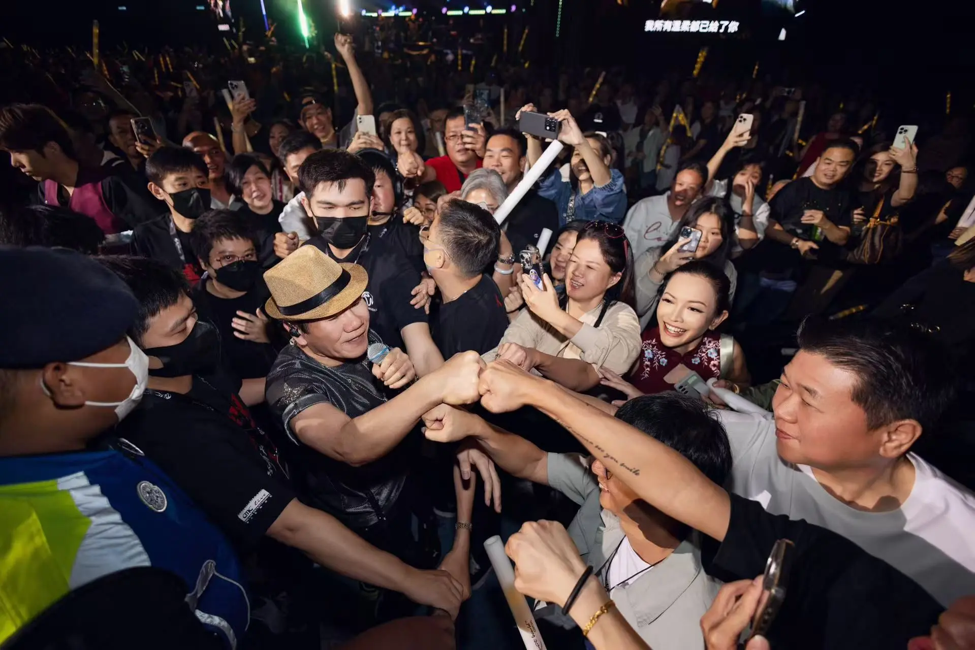 趙傳的演唱會爆發力十足，他總會親和地與粉絲互動。（圖片來源／趙傳）