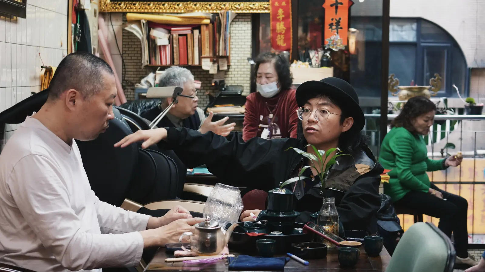 謝淑靖(圖右)與李戊己(圖左)道長在雷成壇內交談。這處空間既是徒弟們勤習科儀的練功場,也是兒孫們的玩耍天地,在喧鬧嘈雜的聲音中,傳承便自然發生。(圖片來源/謝淑靖) 謝淑靖(圖右)與李戊己(圖左)道長在雷成壇內交談。這處空間既是徒弟們勤習科儀的練功場,也是兒孫們的玩耍天地,在喧鬧嘈雜的聲音中,傳承便自然發生。(圖片來源/謝淑靖)