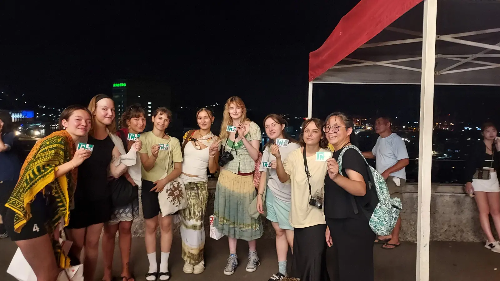 2025 年中元祭現場,謝淑靖紀錄雷成壇科儀之餘,亦化身文化導讀者,向現場的外籍人士解說祭典意涵。除了遇見整群北藝大國際學生(圖),更有兩位外國人在聽聞「為異鄉孤魂準備盛宴」的初衷後,感動得紅了眼眶。這正是雞籠中元祭最動人之處:告訴那些回不了家的靈魂,這裡就是你們第二個家。(圖片來源/謝淑靖) 2025 年中元祭現場,謝淑靖紀錄雷成壇科儀之餘,亦化身文化導讀者,向現場的外籍人士解說祭典意涵。除了遇見整群北藝大國際學生(圖),更有兩位外國人在聽聞「為異鄉孤魂準備盛宴」的初衷後,感動得紅了眼眶。這正是雞籠中元祭最動人之處:告訴那些回不了家的靈魂,這裡就是你們第二個家。(圖片來源/謝淑靖)