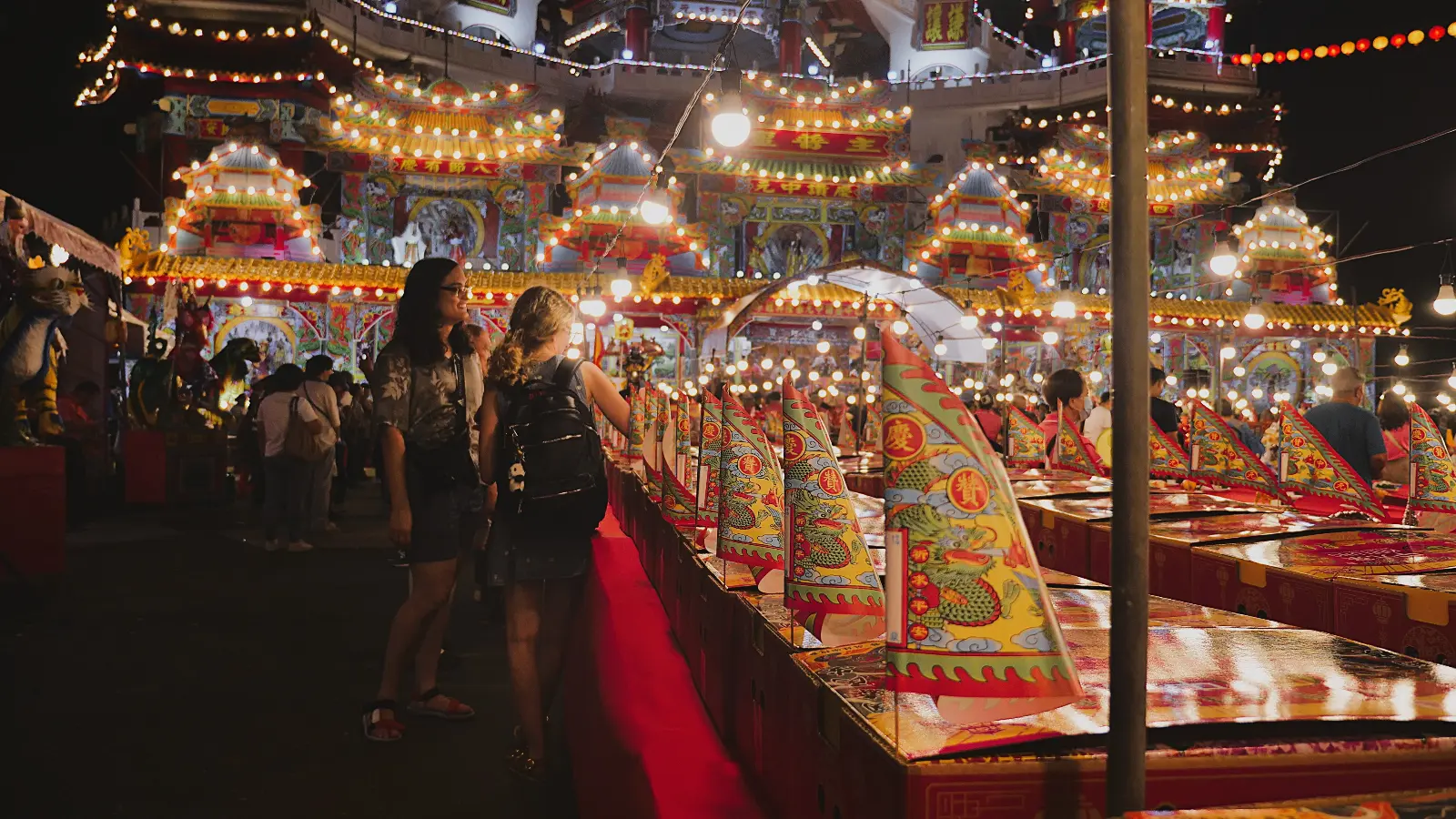 昔日的械鬥,演變為今日各姓傳承的宗親祭祀。「雞籠中元祭」盛大的火光背後,承載著整座港城的記憶傷痕與包容之心,向世人展示在苦難中達成和解、攜手前進的集體力量。(圖片來源/謝淑靖) 昔日的械鬥,演變為今日各姓傳承的宗親祭祀。「雞籠中元祭」盛大的火光背後,承載著整座港城的記憶傷痕與包容之心,向世人展示在苦難中達成和解、攜手前進的集體力量。(圖片來源/謝淑靖)