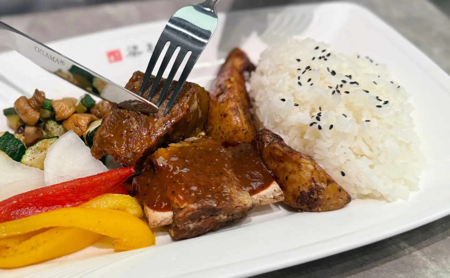 梁社漢排骨推出「美國帶骨牛小排飯」，厚切牛小排搭配原盅精燉牛肉湯，升級主餐新選擇。（圖片來源／八方雲集）