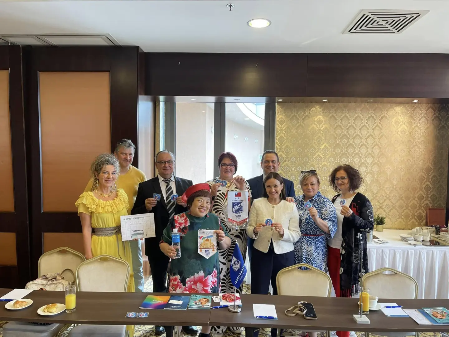 楊麗芳不只懂溫泉，也藉由語言優勢，經常參加海外文化講座與活動，認識來自各國的溫泉業者。（圖片來源／楊麗芳）