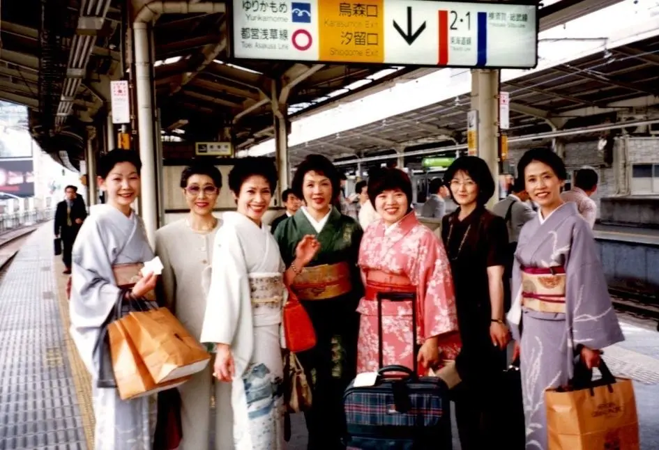 楊麗芳（右三）跟著女將和女中們，一起搭乘 JR 火車前往東京觀賞歌舞伎表演。（圖片來源／楊麗芳）