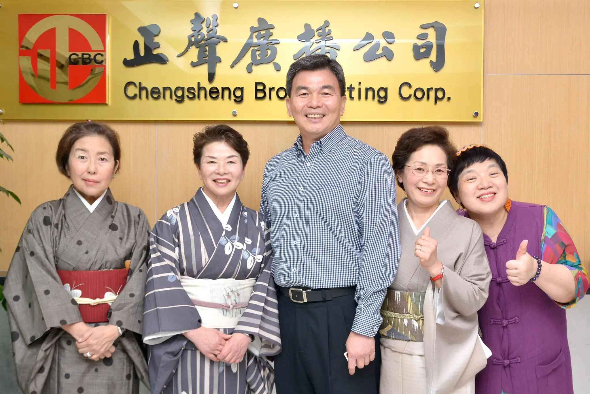 出於對溫泉的熱愛，楊麗芳（右一）主持的廣播節目《一級棒的溫泉鄉》，不只吸引臺灣聽眾，還有不少海外的聽友，表達對節目的喜愛。（圖片來源／楊麗芳）