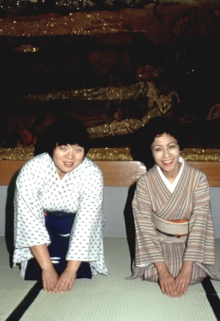 楊麗芳（左）從最基礎的女中工作學起，如何蹲坐、鞠躬該有哪幾種角度，都有一套專業的學問。（圖片來源／楊麗芳）