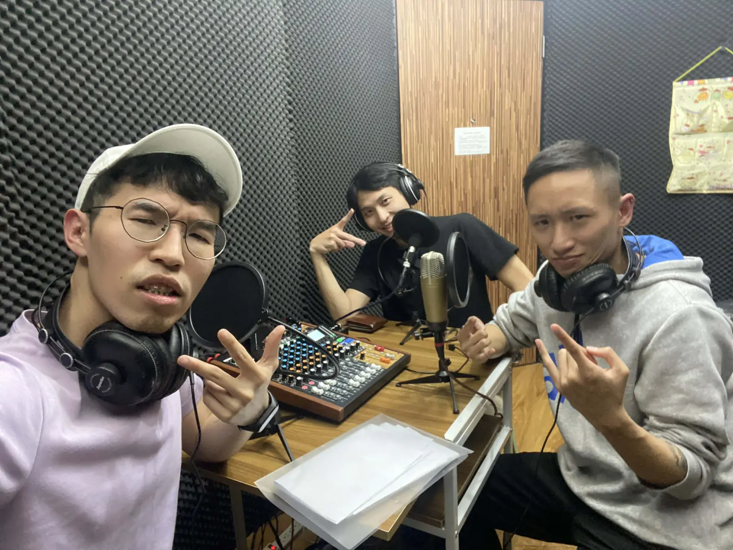 江炫霖（圖右）和劉亦（圖左）在研究所時期，將課堂所學轉譯為 Podcast 腳本，固定每周錄製。（圖片來源／江炫霖）