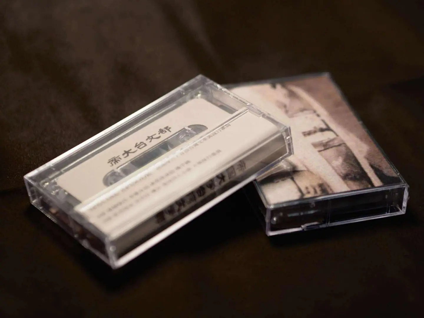 帝國大學臺灣文學部 Podcast 每季結束後，皆會舉辦實體交流活動，與聽眾及好友面對面暢聊文學。今年適逢五週年，團隊特別推出「帝大復古錄音帶」，獨家收錄對日治時期臺灣文學與流行歌曲的精闢解析，作為共讀時光的珍貴紀念。（圖片來源／江炫霖）