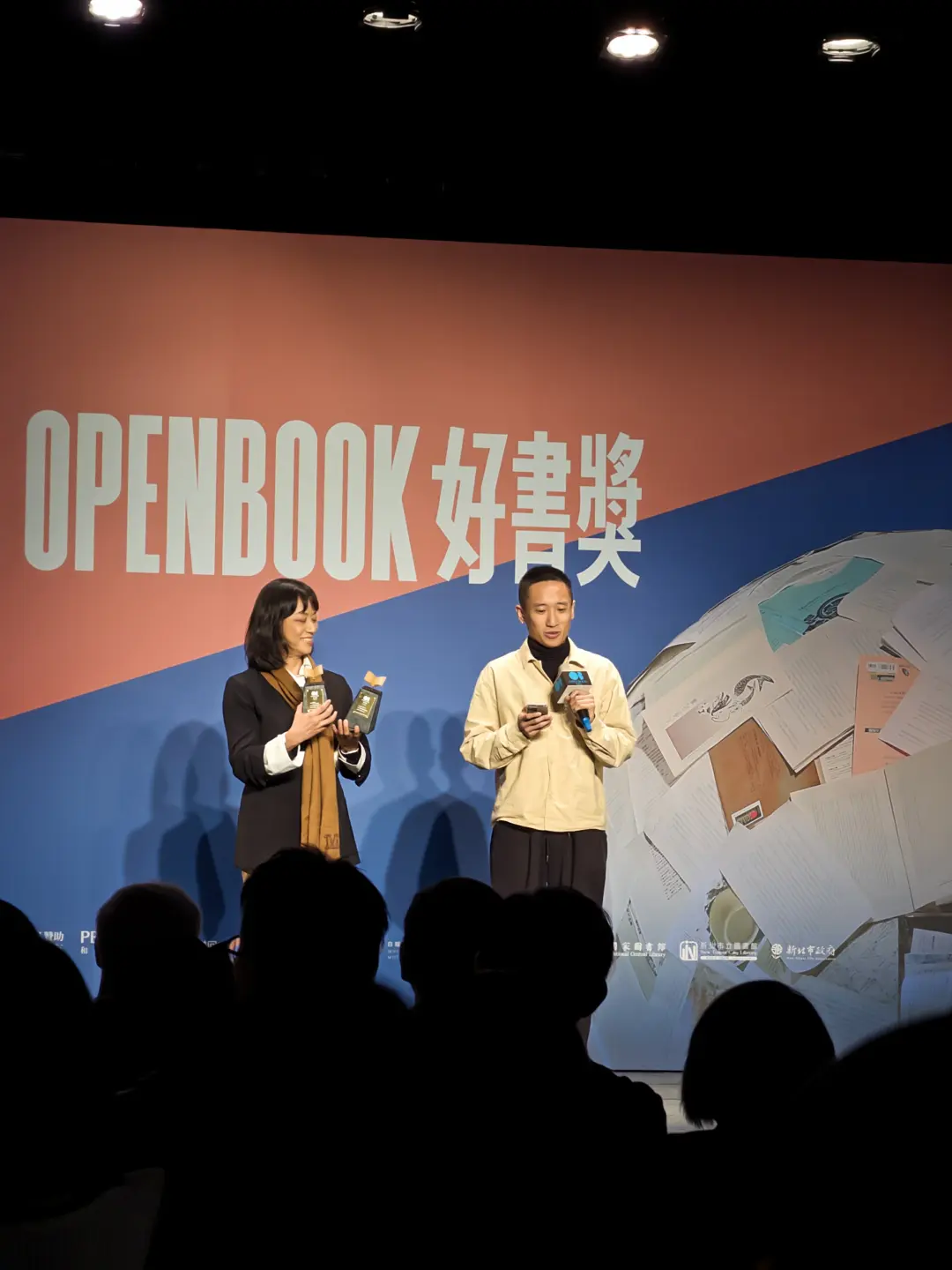 Nakao Eki Pacidal 的作品《蕉葉與樹的約定》榮獲 2025 Openbook 好書獎肯定。由張惠菁總編輯（圖左）與責編江炫霖（圖右）代表領受這份肯定。這份榮譽記錄了編輯與作者的共同努力，也讓這部優秀作品得以被更多的讀者看見。（圖片來源／ 江炫霖）