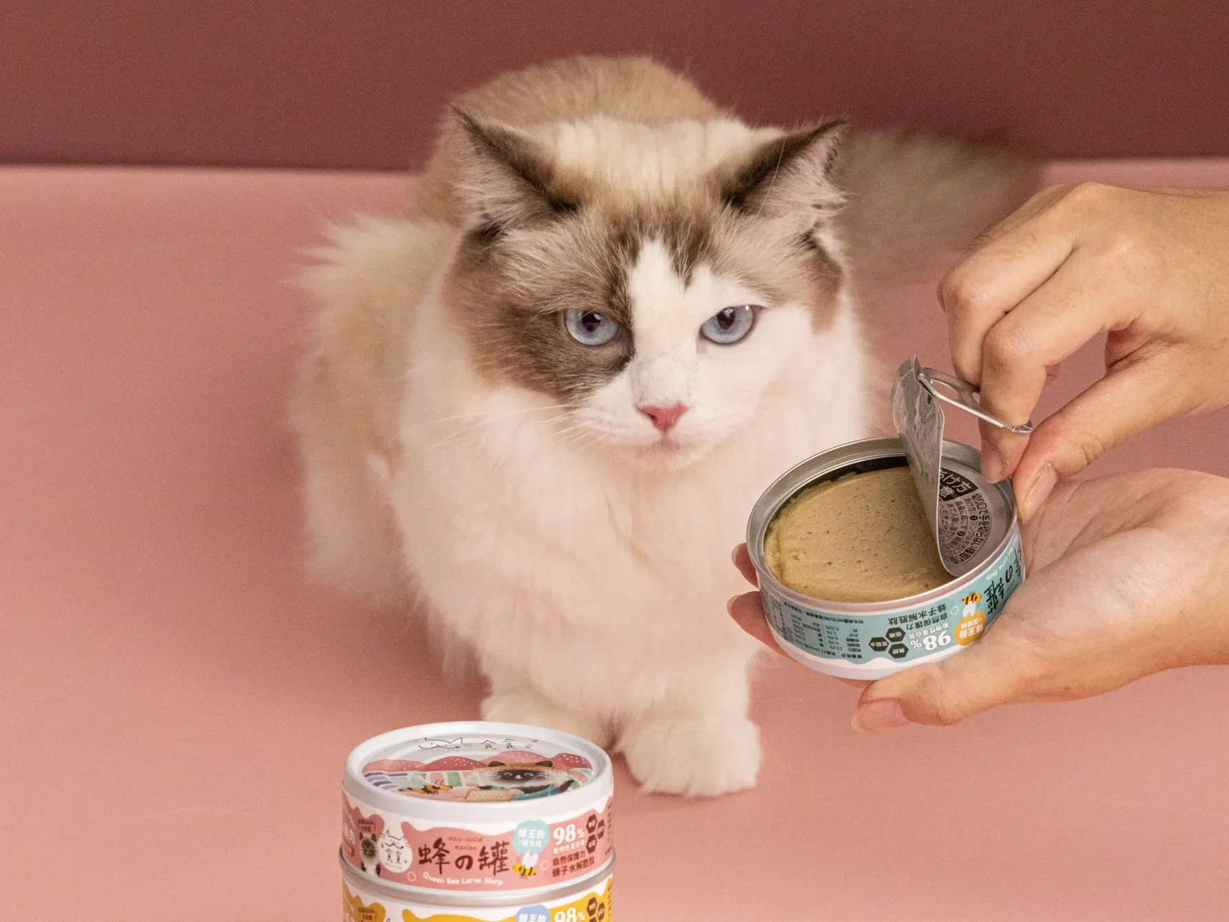 貪貪推出的蜂之罐榮登熱銷榜冠軍，除了超肉泥的極致綿密口感，獲得不少挑嘴貓青睞，更添加無毒蜂王胎與桑葉 GABA 等專利成分。（圖片來源／尾巴丘毛孩選物） 