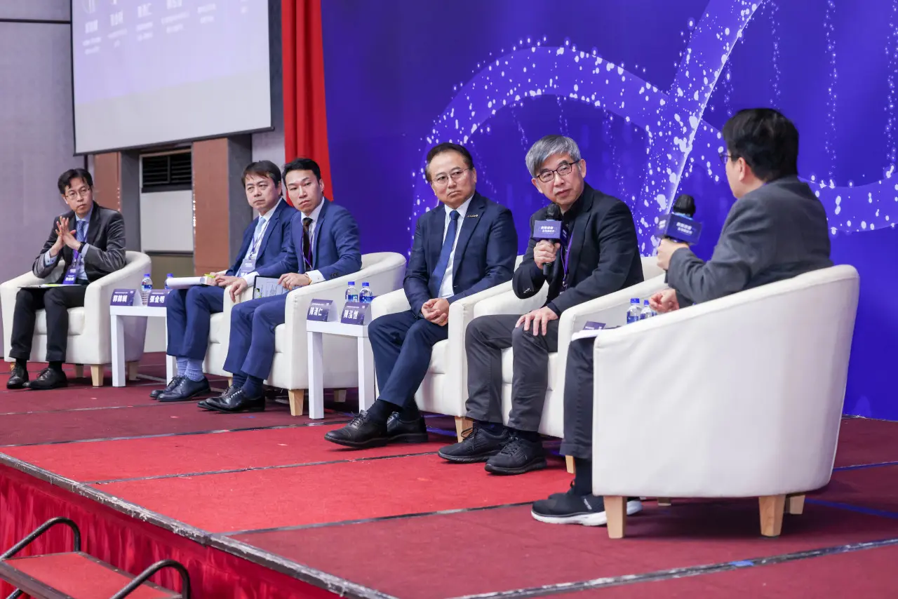 此次論壇與談人,自右至左分別是主持人林宏文、國家衛生研究院名譽研究員蔡世峯、安立璽榮創辦人暨董事長陳泓愷、宸曜國際醫療體系創辦人暨總經理陳湧仁、中裕新藥執行長張金明,以及中國醫藥大學附設醫院大數據中心副院長郭錦輯。(照片來源:今周刊攝影) 此次論壇與談人,自右至左分別是主持人林宏文、國家衛生研究院名譽研究員蔡世峯、安立璽榮創辦人暨董事長陳泓愷、宸曜國際醫療體系創辦人暨總經理陳湧仁、中裕新藥執行長張金明,以及中國醫藥大學附設醫院大數據中心副院長郭錦輯。(照片來源:今周刊攝影)