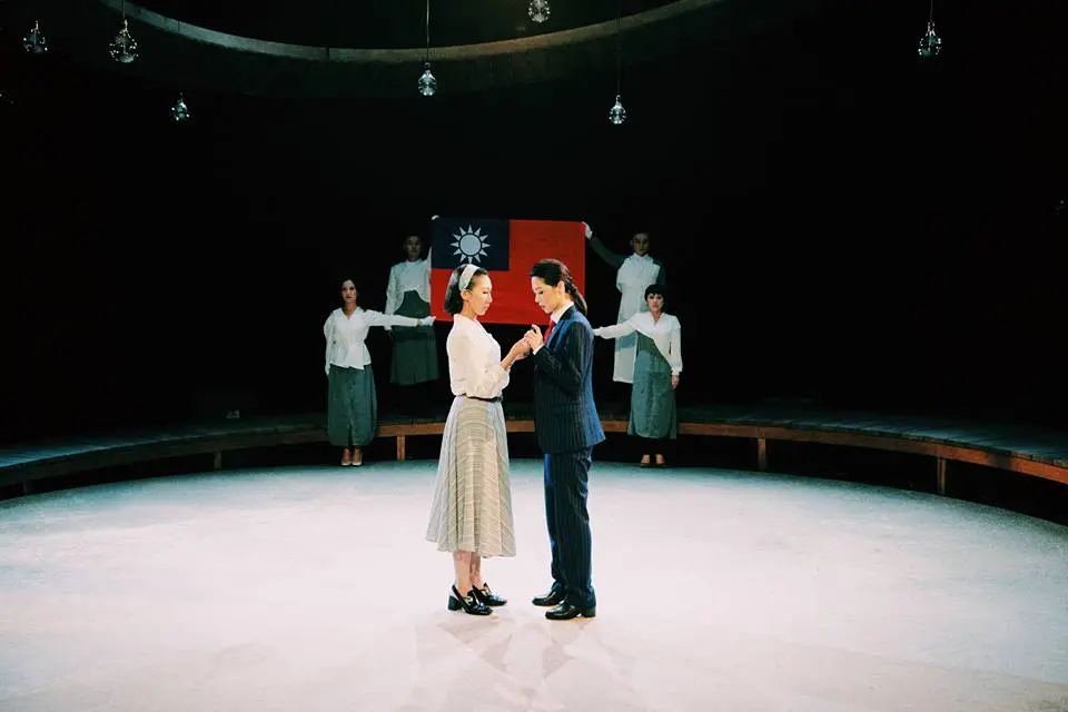 《服妖之鑑》以性別越界為起點，延伸至歷史規訓與國家暴力的想像，透過時代互文與角色衝突，展現其多層敘事的劇場美學。（攝影／登曼波）